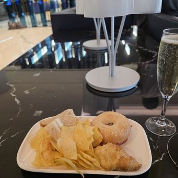 Lounge Miro - Snacks - Airport Lounges Near Me - El Prat de Llobregat, B