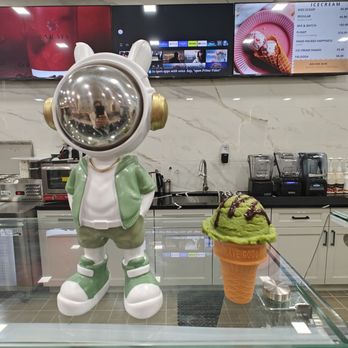 Dumont Creamery & Cafe - Cute decor - Ice Cream & Frozen Yogurt Near Me - Milton, Georgia