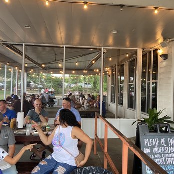 The Pig & Pint - Great covered outdoor seating - Barbeque Near Me - Jackson, Mississippi
