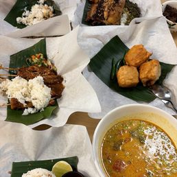 Bebek goreng, satay ayam, tahu isi, soto tangkar Bebek goreng, satay ayam, tahu isi, soto tangkar