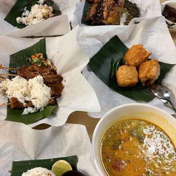 Garuda - Bebek goreng, satay ayam, tahu isi, soto tangkar - Indonesian Near Me - Chicago, Illinois Garuda - Bebek goreng, satay ayam, tahu isi, soto tangkar - Indonesian Near Me - Chicago, Illinois