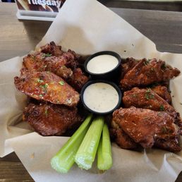 Large order of wings, 12 pieces: buffalo and bang bang. Very good! Large order of wings, 12 pieces: buffalo and bang bang. Very good!