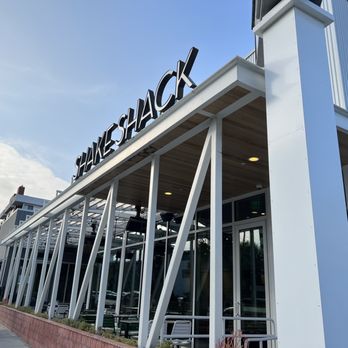 Shake Shack Santa Monica - the outside of a shake shack - Burgers Near Me - Santa Monica, California
