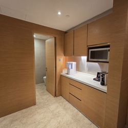 香港凱悅酒店 - 2nd bathroom, beverage alcove in the executive room: mini-fridge, microwave, Nespresso + a cool water machine that doubles as kettle