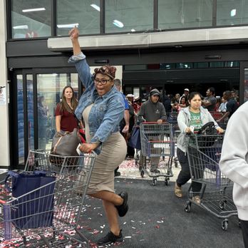 H-E-B - Celebration at H-E-B! - Grocery Near Me - Manor, Texas