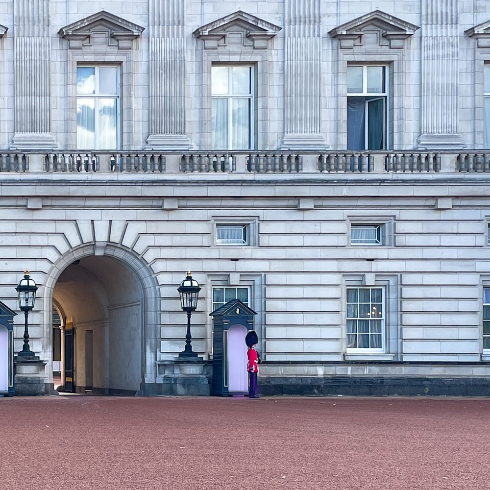 Buckingham Palace - Getting his steps in - Landmarks & Historical Buildings Near Me - London, XGL