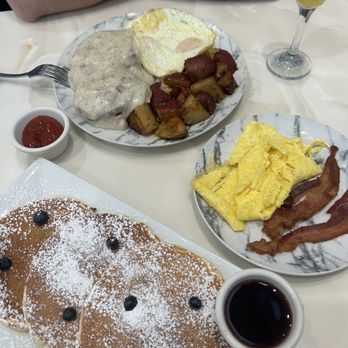 Mimosa Cafe - Blueberry Pancakes w/ side of egg & bacon B&G Benedict dish - Breakfast & Brunch Near Me - Bakersfield, California