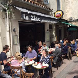 Le Zinc - restaurant bar à vins - Le Zinc patio in early May