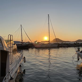 Magic City Yachts - Exquisite sunset - Boat Charters Near Me Magic City Yachts - Exquisite sunset - Boat Charters Near Me