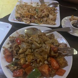 Pad kee mao with tofu & Pad Thai with chicken Pad kee mao with tofu & Pad Thai with chicken