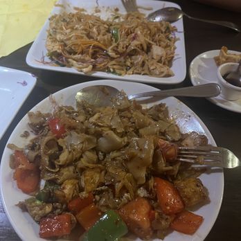 Siri Thai - Pad kee mao with tofu & Pad Thai with chicken - Thai Near Me - Portland, Oregon Siri Thai - Pad kee mao with tofu & Pad Thai with chicken - Thai Near Me - Portland, Oregon