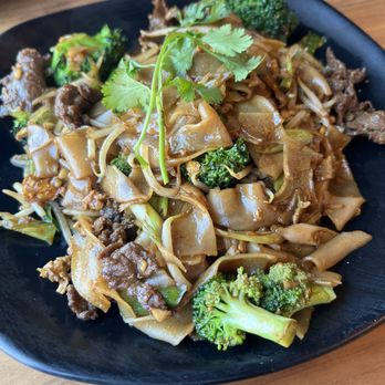 Hiccups Veo Cafe - Pad See Ew Noodles with beef - Asian Fusion Near Me - Carson, California