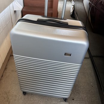 Samsonite Outlet - Got 2 of these and they were in sale for 180$ - Accessories Near Me - Milpitas, California Samsonite Outlet - Got 2 of these and they were in sale for 180$ - Accessories Near Me - Milpitas, California