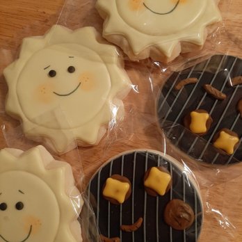 Roxy's Cake Studio - How cute are these??!! Happy suns and mini grills with hamburgers & hot dogs - Desserts Near Me - Albuquerque, New Mexico