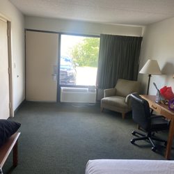 Atlantic Budget Inn - Single room - 1 King Bed (mind my stuff on the table)