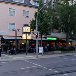 Bistro Dialog - Im Sommer sitzt man natürlich an der belebten Strasse.