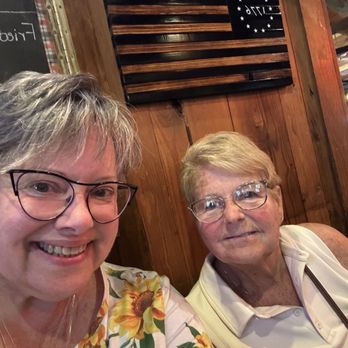 Bennett's Pit Bar-B-Que - MJ & Cindy - Barbeque Near Me - Pigeon Forge, Tennessee