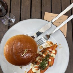 Burger & roasted carrots