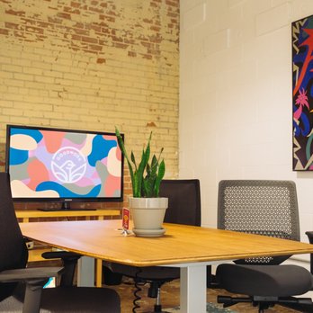 Good Coworking - Sue Pope Meeting Room for 4-6. Bookable on Peerspace.com - Shared Office Spaces Near Me - Dallas, Texas
