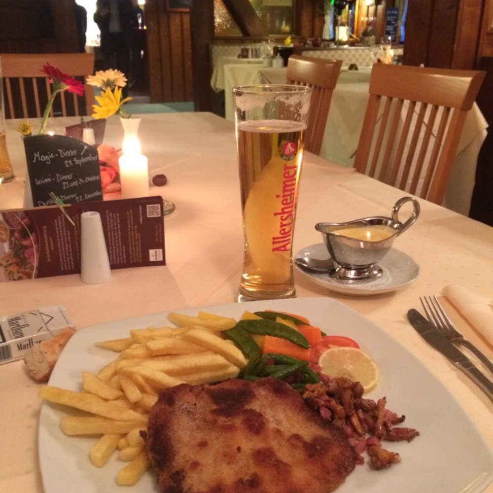 Hotel Hellers Krug - Schnitzel! - German Near Me - Holzminden, NI