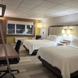 Holiday Inn Express Salt Lake City Downtown - Bedroom and desk