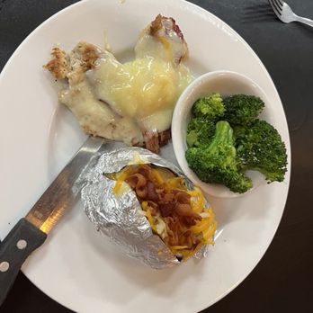 Red Oak Fillin' Station - Smothered chicken, baked potato and broccoli - Southern Near Me - Hot Springs, Arkansas Red Oak Fillin' Station - Smothered chicken, baked potato and broccoli - Southern Near Me - Hot Springs, Arkansas