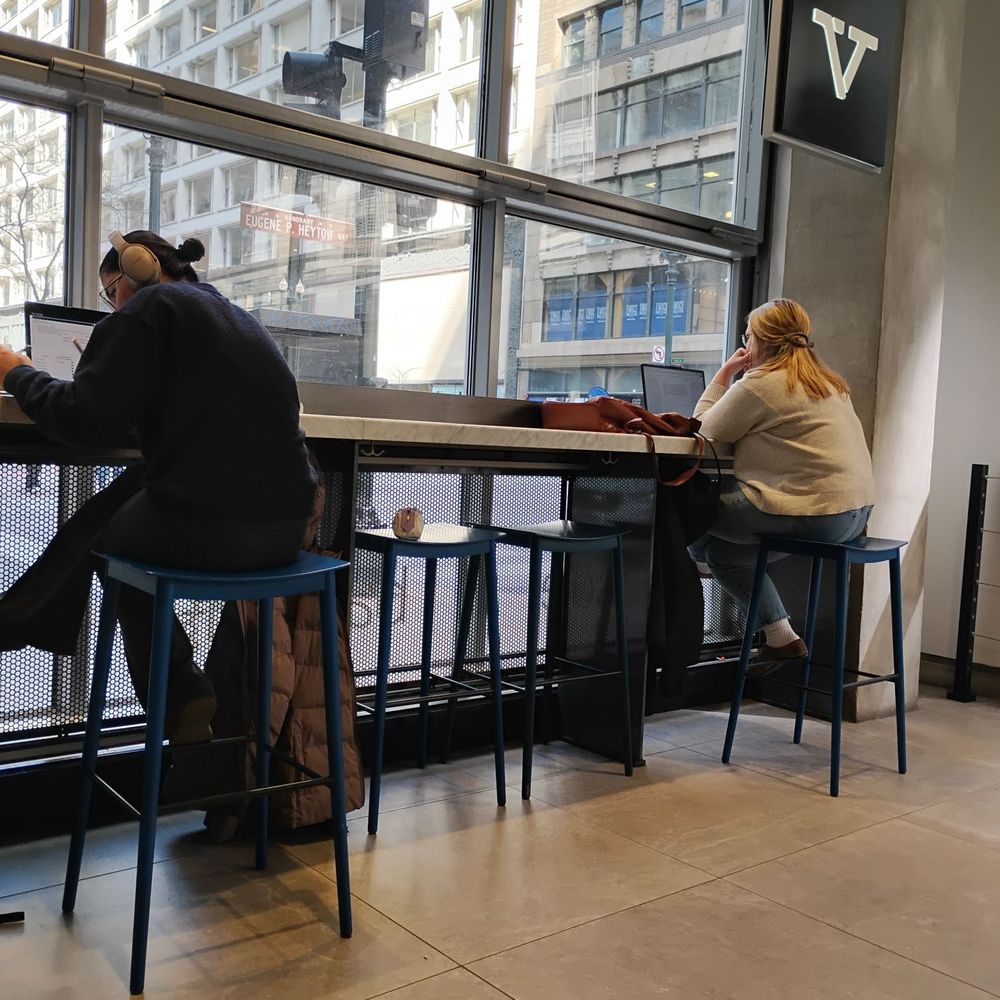 Capital One Café - Not busy at this Capital One cafe! - Banks & Credit Unions Near Me - Chicago, Illinois