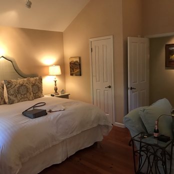 Cottage Grove Inn - Large bed, comfortable room, ceiling fan and sky lights. - Bed & Breakfast Near Me - Calistoga, California Cottage Grove Inn - Large bed, comfortable room, ceiling fan and sky lights. - Bed & Breakfast Near Me - Calistoga, California