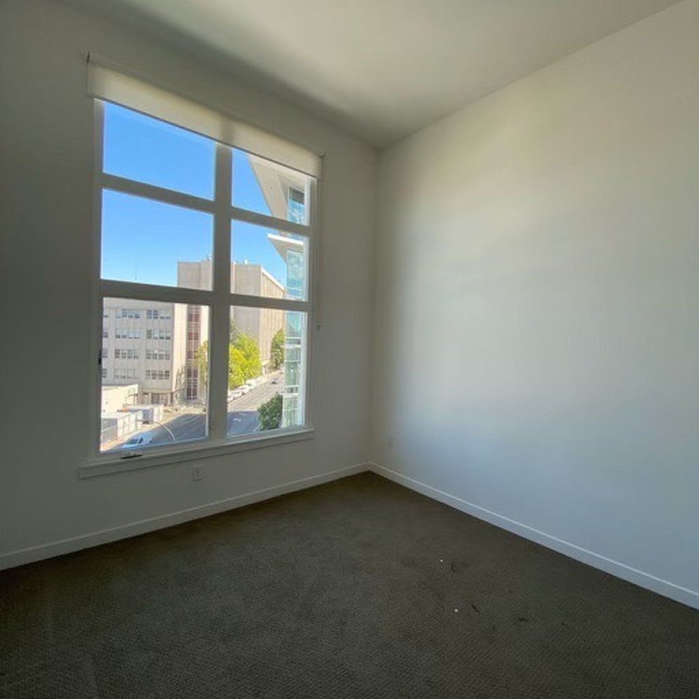 Locale - Primary bedroom with high ceilings - Apartments Near Me - Redwood City, California Locale - Primary bedroom with high ceilings - Apartments Near Me - Redwood City, California