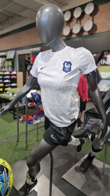 DICK'S Sporting Goods by null