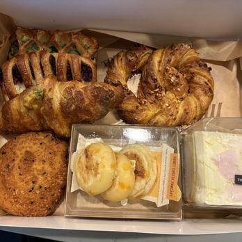 Tous les Jours - furthest right, peach cake slice - Bakeries Near Me - Honolulu, Hawaii Tous les Jours - furthest right, peach cake slice - Bakeries Near Me - Honolulu, Hawaii