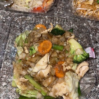 Golden Spoon - Pad See Ew with chicken - Thai Near Me - Manteca, California