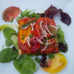 Chez Fabrice Le Tonneau Rouge - Entrée : Tatin de légumes grillés/Tomates au basilic