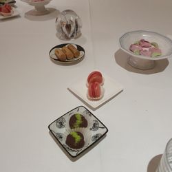 La Bonne Auberge - Macarons, gezuckerte Rosenblätter etc. zum Kaffee