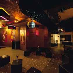 Raumklang - Links liegt Garderobe und Ausgang, rechts der Dancefloor