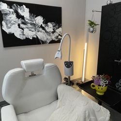 Snows Beauty Bar - Teeth whitening station
