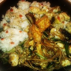 Wokshop - Nr 13 toppet med et par stykker tofu fra en nudelret.