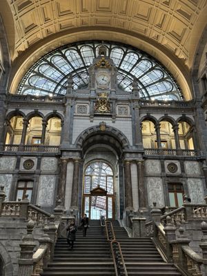 Antwerpen-Centraal station by null