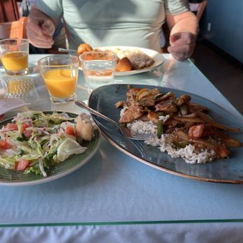 Copacabana Cafe - Soltado de pollo and the salad. - Spanish Near Me - Seattle, Washington