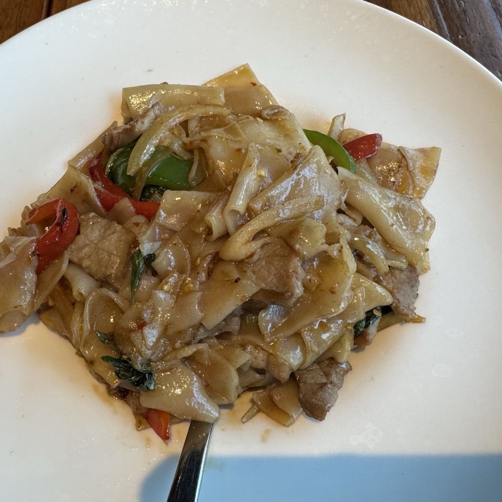 Summer Summer Thai Eatery - Drunken Noodle - Thai Near Me - Emeryville, California Summer Summer Thai Eatery - Drunken Noodle - Thai Near Me - Emeryville, California