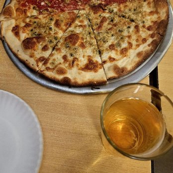Lee's Tavern - Clam Pie - Pizza Near Me - Staten Island, New York