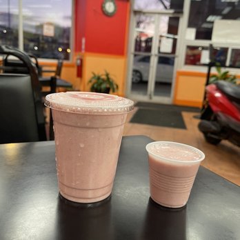 Ovi's Place - Strawberry & Banana Smoothie - Sandwiches Near Me - Brooklyn, New York