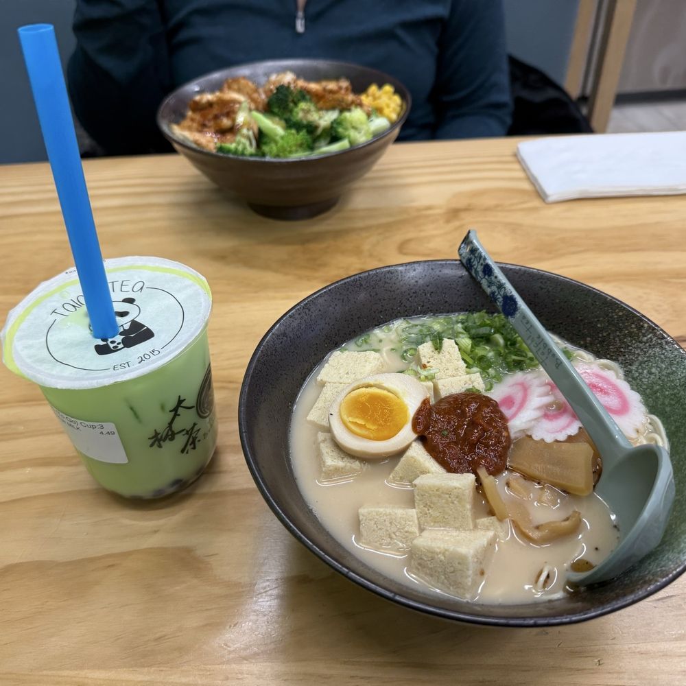 Honeydew bubble tea and Spicy Tonkotsu Ramen Noodle with tofu