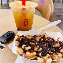 Gong Cha - Peach green tea with an Oreo chocolate croffle!