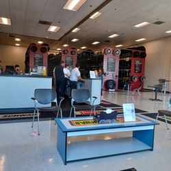 Les Schwab Tire Center - Clean waiting area