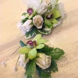 Mendham Flower Shop - Premium Prom Corsage and Boutonniere