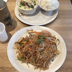 Chez Neung - Tofu pad thai and chicken green curry with rice
