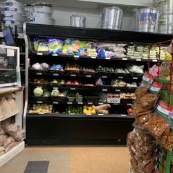 Dos Hermanos Market - Fresh veggies