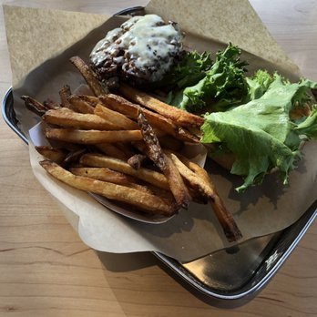 Atlantic Brewing Midtown - Classic cheeseburger - Breweries Near Me - Bar Harbor, Maine Atlantic Brewing Midtown - Classic cheeseburger - Breweries Near Me - Bar Harbor, Maine