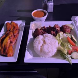 Como Tú Dominican Restaurant - Pollo frito and side of plantains